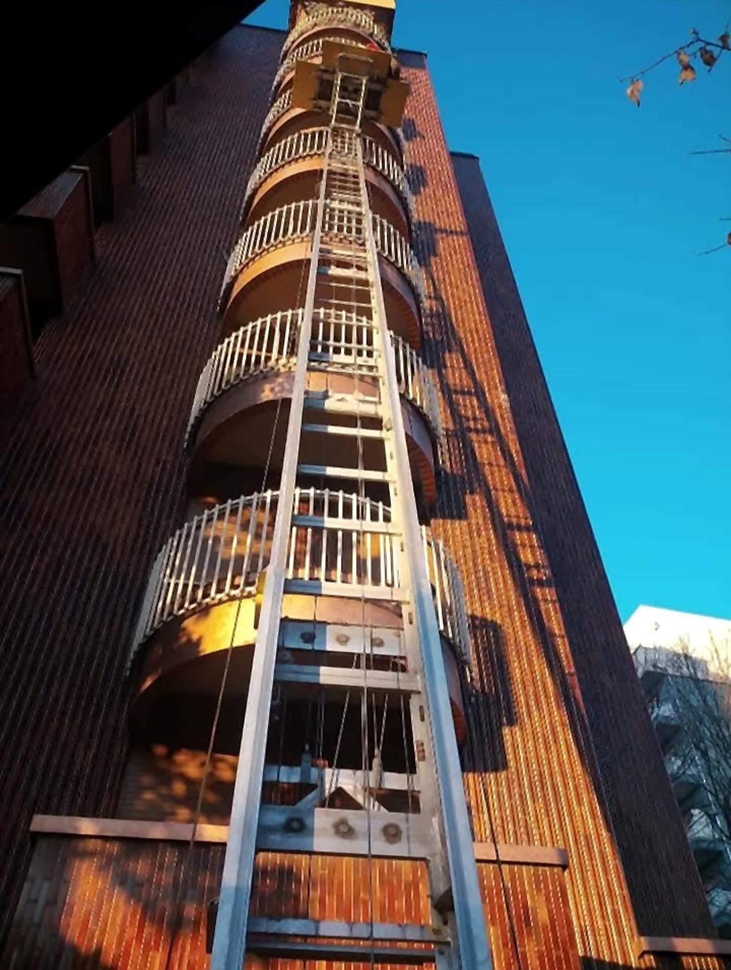Autoscala su facciata di un palazzo alto a Milano