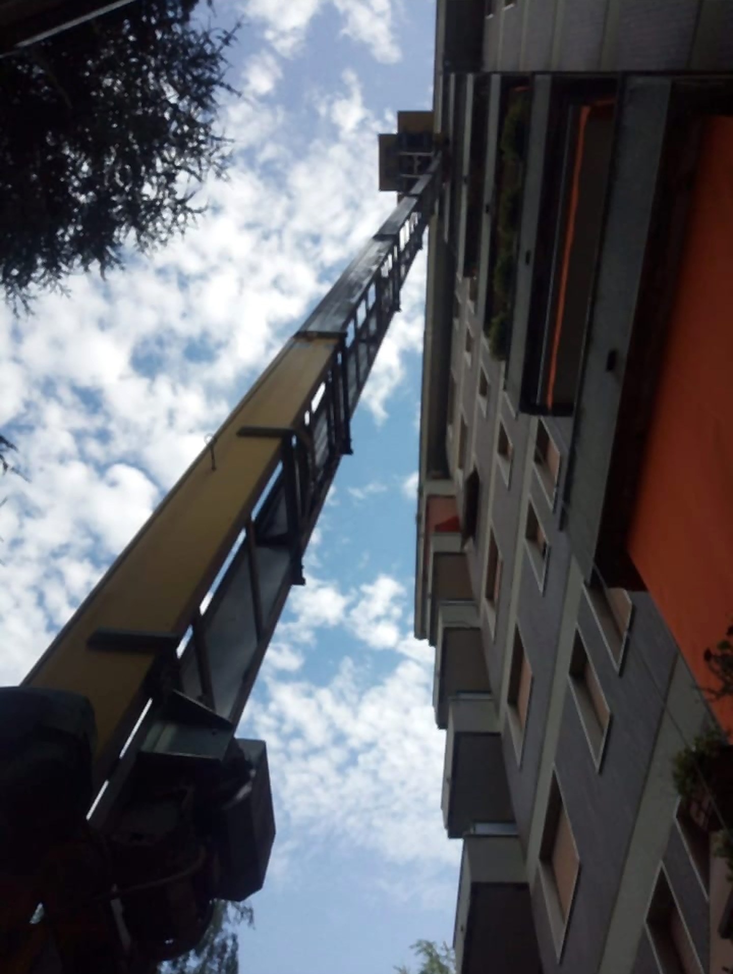 Autoscala Traslochi Spray in azione su un palazzo di Milano