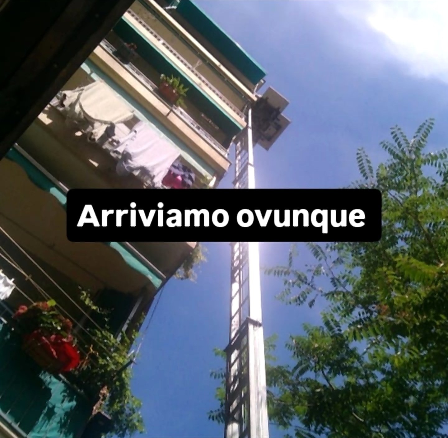 Autoscala accanto ai balconi di un condominio