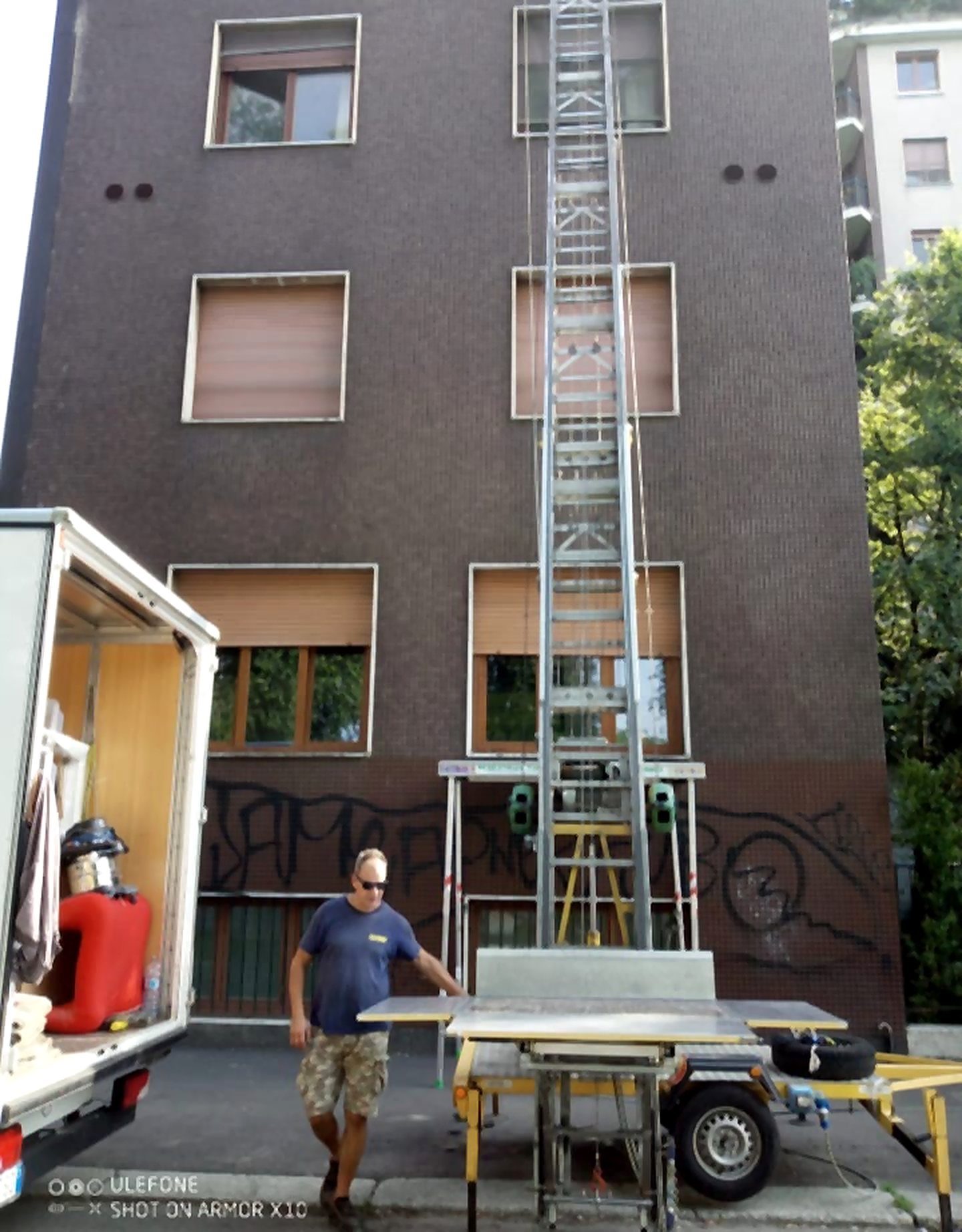 Operatore con autoscala montata su un edificio