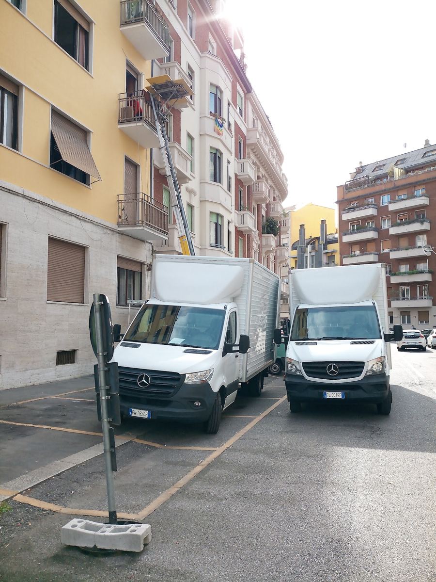 I camion di Traslochi Spray con l'autoscala davanti a un palazzo