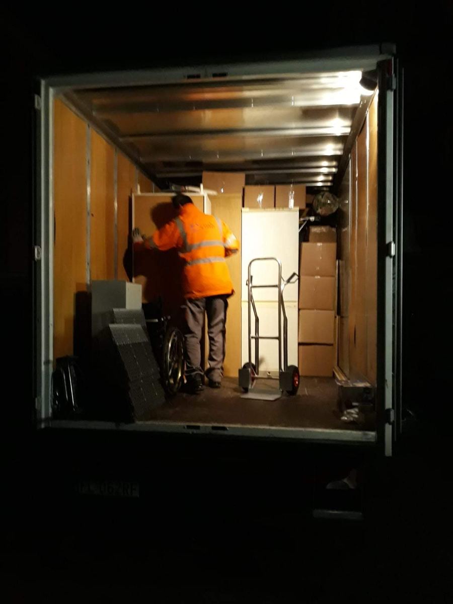 Carico dei mobili nel camion durante un trasloco serale