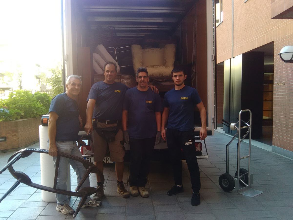 La squadra di Traslochi Spray davanti al camion carico