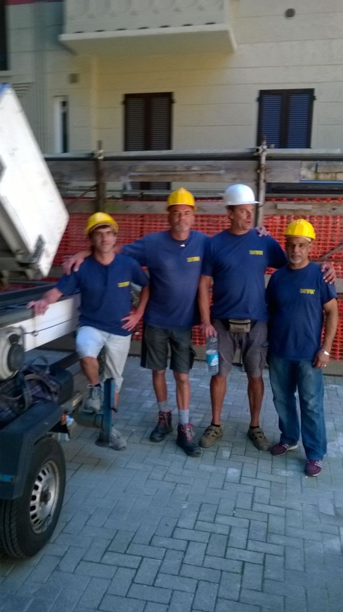 La squadra di Traslochi Spray con i caschi davanti a un cantiere