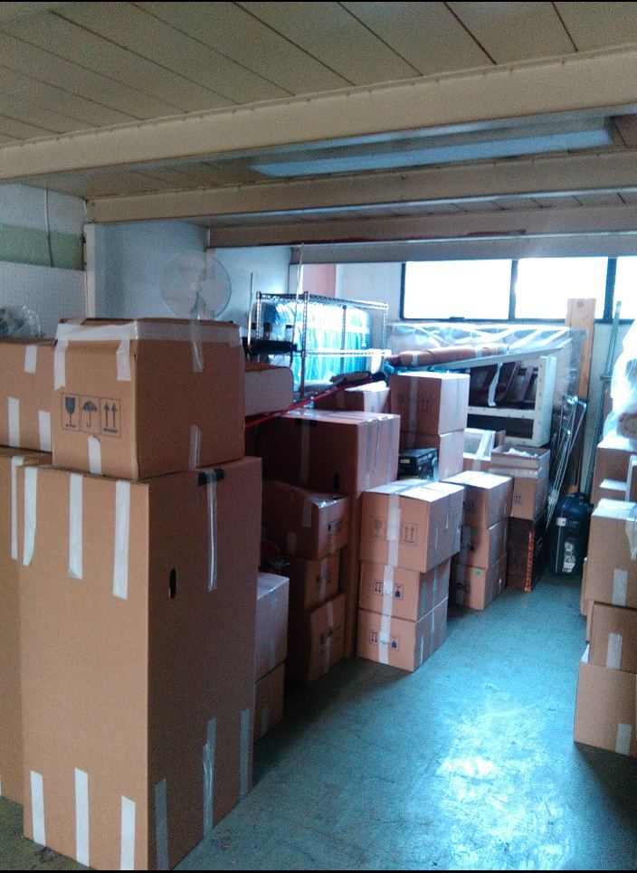 Trasloco di un ufficio: scatoloni etichettati pronti per il trasporto